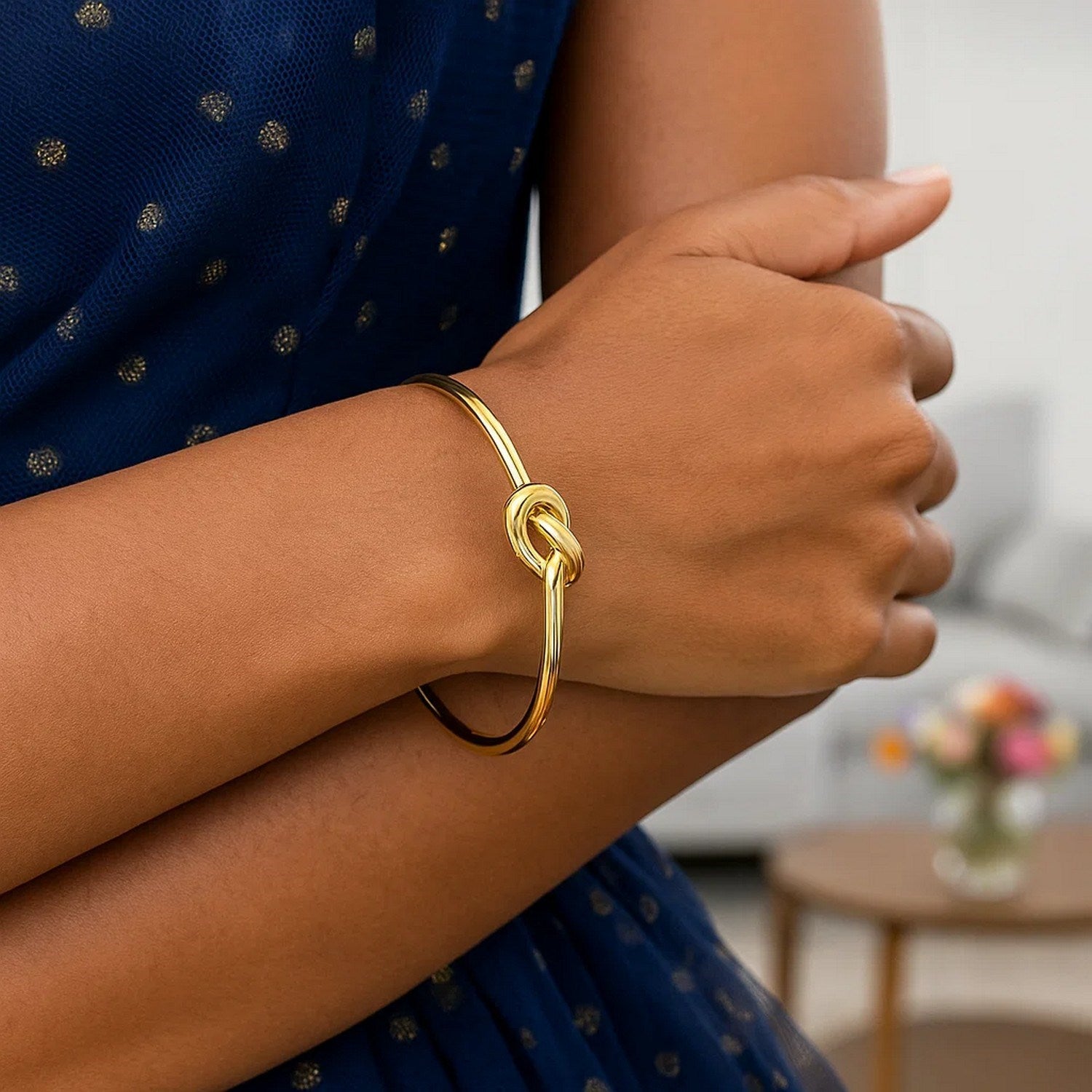 14k Yellow Gold Bangle Bracelet with Polished Knot (9.50 mm)